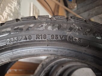 Prodám zimní pneu 235/40/18 Pirelli - 5