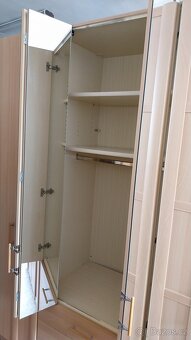 Velká šatní skříň s lámacími dveřmi - 5