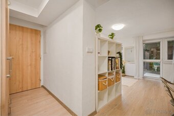 Pronájem bytu 1+kk s terasou, zahradou a možností garáže - 5