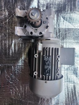 Elektromotor s převodovkou - 5