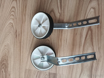 Dětské kolo , přídavná kolečka ke kolu a helma - 5