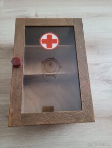 Stará nástěnná lékárnička - 5