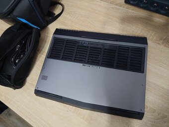 Alienware 17 R5 (model P31E002) + zdarma originální batoh - 5