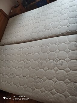 Prodám dřevěnou manželskou postel - 5