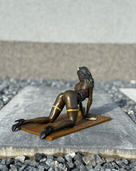 Erotická bronzová socha žena na kolenou pinup sexy uklízečka - 5