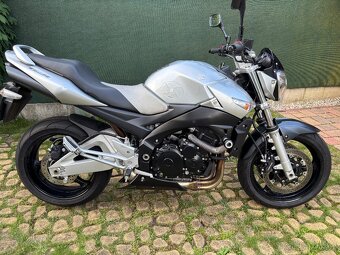 Suzuki GSR 600 - 5