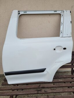 Prodám levé zadní dveře Škoda Yetty - 5
