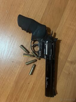 Airsoftový revolver - 5