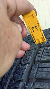 Prodám celoroční pneu 215/55/R16. 2 kd - 5