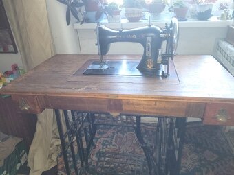 Starožitný šicí stroj Lada. funkční - 5