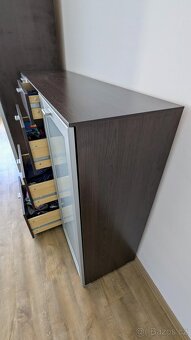 rám postele + 2 noční stolky + komoda - 5