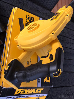 DCV100 DeWALT 18VOLT Aku průmyslový fukar, Bez baterie a nab - 5