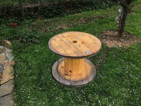 Dřevěná cívka vhodná jako zahradní stolek - 5