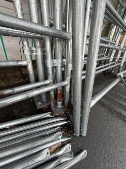 Prodám přístřešek pro zvířata 6×6 m včetně hrazení a plachet - 5