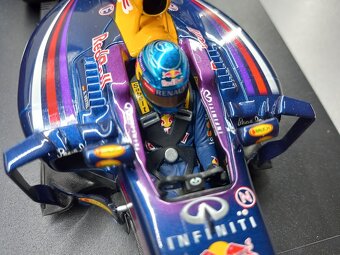 F1 INFINITI RED BULL RB10 2013 VETTEL MINICHAMPS 1:18 - 5