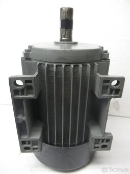 Patkový elektromotor 380V.2,2kw-2865ot.min.Mohelnice. - 5