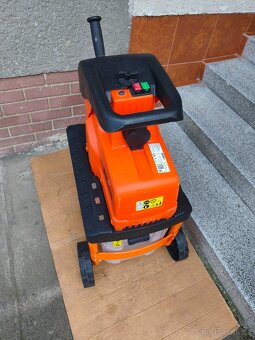 Prodám elektrický Zahradní drtič Powercut 2500.. - 5