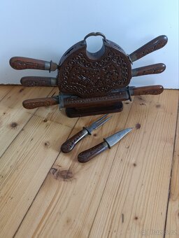 Vyřezávaný stojan. - 5