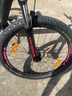 Horské elektrokolo 135 km NÁJEZDMAXBIKE TORVI černá růžová - 5