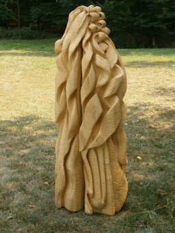 Dřevěná socha ženy v zamyšlení - 5