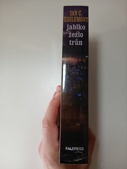 Jablko, žezlo, trůn - Ian C. Esslemont - 5