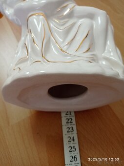 Michelangelova pieta.První je porcelánová, druhá alabastrová - 5