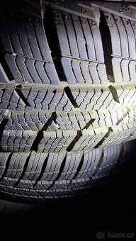 Zimní Barum 145/70 R13 s disky a poklicemi - 5