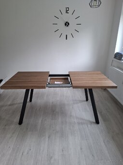 Masivní kuchyňský stůl ve výborném stavu - 5