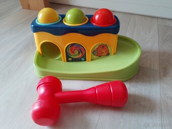 Barevná zatloukačka s kladívkem a míčky - 5