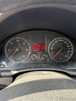 VW Golf 5 na náhradní díly nebo celkem - 5