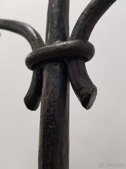 starý velký kovaný svícen - 5