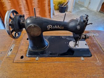 Starodávný šicí stroj Bobbin - 5