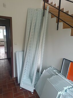 Regály a prodejní pult - 5