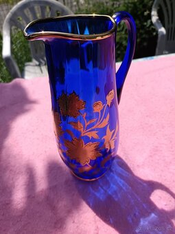 Modrý skleněný džbán se zlatými květinami - 5