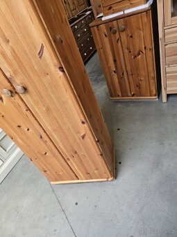 MASIVNÍ ŠATNÍ SKŘÍŇ - 5