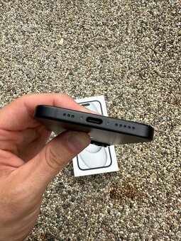 IPhone 15 256GB - baterie 100% - 5