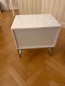 Noční stolek bílý lesk - 5