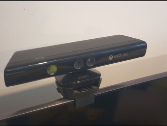 Xbox 360 S 256GB kinect, 2 ovladače a 18 her - 5