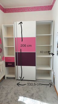 Šatní skříň + boční regál (+ dětská rostoucí židle ) - 5