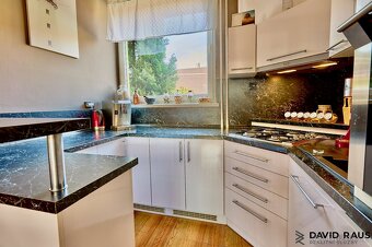 Prodej rodinného domu 5+kk  ( 219 m2) s garáží a bazénem,  B - 5