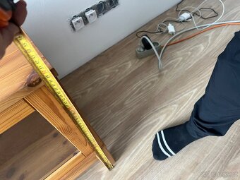 Prodám borovicový televizní stolek Ikea - 5