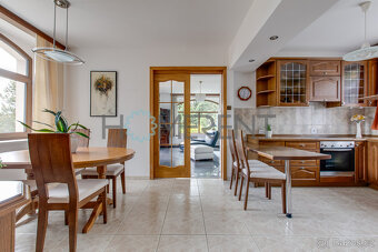 Exkluzivní rodinný dům 7+1, terasa, dvojgaráž, zahrada, u Je - 5