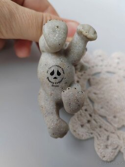 Sběratelská soška Quarry Critters pes s kostkou - 5