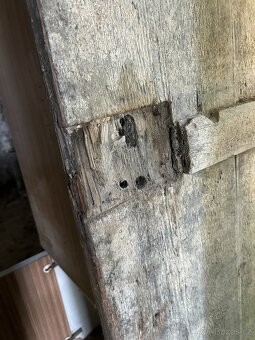 Historické dřevěné masivní dveře s nýty - 5