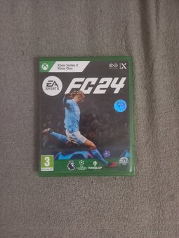 Xbox One S + Fifa 15 + EAFC 24 + Bily Ovladač - 5