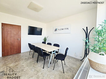 Pronájem reprezentativní kanceláře s terasou 10 m2 a parkova - 5