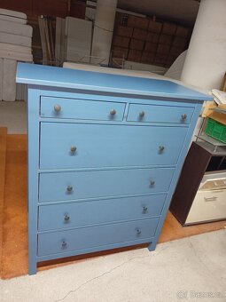 Prodám hezkou komodu z masivu IKEA HEMNES v modrém odstínu - 5