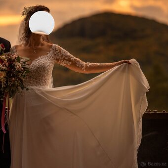 Krajkové svatební šaty se závojem - 5