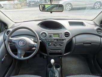 Toyota Yaris r. 2004 - 5