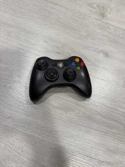 Prodám Xbox 360 s kinectem, 2 ovladače - 5